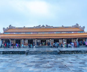 Hàng Nghìn Du Khách Đội Mưa Thăm Điện Thái Hòa