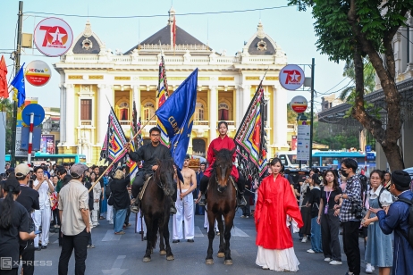 Hàng Trăm Người Diễu Hành Cổ Phục Trên Phố Đi Bộ Hà Nội