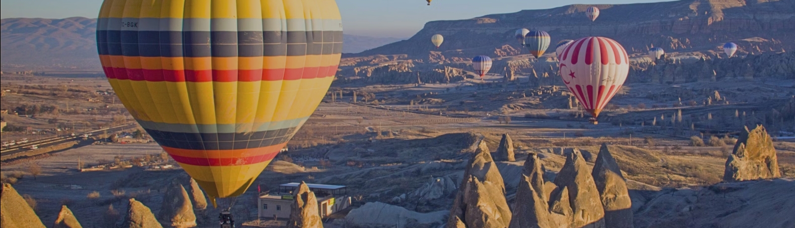 Beautiful_land_hot_air_balloon