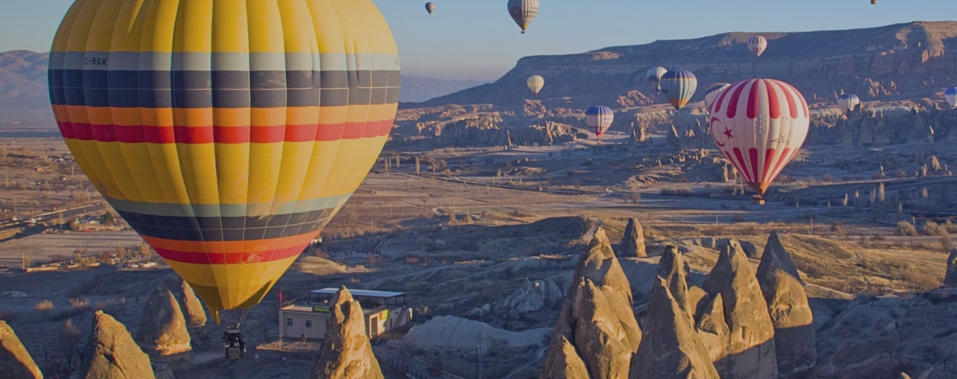 Beautiful_land_hot_air_balloon